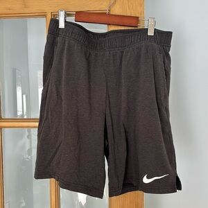 Nike used men’s medium shorts in gray